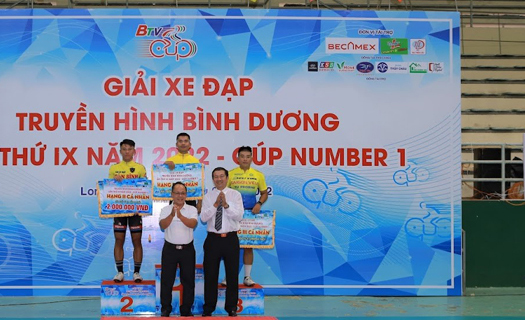 Number 1 tiếp sức vận động viên chinh phục chặng 2 giải xe đạp truyền hình Bình Dương lần thứ IX